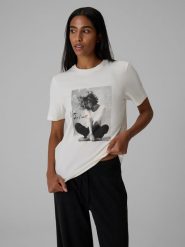 4F T-shirt relaxed z nadrukiem damski - kremowy M. Białe t-shirty damskie 4F, m, bez wzorów, z bawełny, klasyczne, bez kołnierzyka, bez ramiączek. Za 79.99 zł.