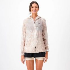 Damska kurtka przeciwwiatrowa do biegania w terenie TERRARUN WINDBREAKER. Brązowe kurtki sportowe damskie BODYCROSS, bez wzorów, ze skóry, bez ramiączek, bez kaptura, do biegania. Za 739.99 zł.