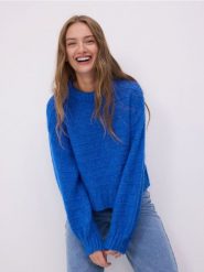Sweter z luźnym splotem - niebieski. Niebieskie swetry nierozpinane damskie Reserved, l, bez wzorów, z dzianiny, bez kołnierzyka, bez ramiączek. W wyprzedaży za 69.99 zł.