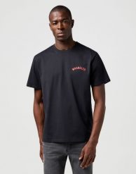 MESKA KOSZULKA WRANGLER GRAPHIC TEE BLACK 112362793. Czarne t-shirty męskie Wrangler, s, bez wzorów, bez kołnierzyka, bez ramiączek. Za 79.99 zł.