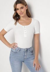 Biały Prążkowany T-shirt z Bawełny Ozdobiony Guzikami Tasavia. Białe t-shirty damskie Born2be, m, z aplikacjami, z bawełny, eleganckie, bez kołnierzyka, bez ramiączek. Za 49.99 zł.