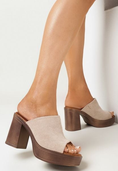 Beżowe Klapki Drewniaki na Słupku z Szerokim Paskiem Maliha. Brązowe klapki damskie Born2be, bez wzorów, bez obcasa, na obcasie, bez zapięcia. Za 39.99 zł.