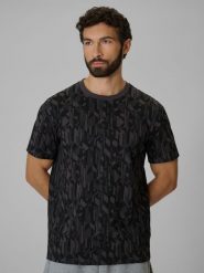 4F T-shirt regular z nadrukiem męski - czarny L. Czarne t-shirty męskie 4F, l, bez wzorów, z bawełny, bez kołnierzyka, bez ramiączek. Za 79.99 zł.