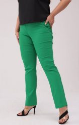 Zielone spodnie Nilda z prostą nogawką wysoki stan PLUS SIZE XXL. Zielone spodnie materiałowe damskie Nasi partnerzy, bez wzorów, z elastanu, biznesowe, z podwyższonym stanem, plus size, krótkie. Za 159.90 zł.