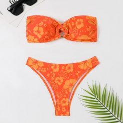 Dwuczęściowy strój kąpielowy bez ramiączek z elastycznego materiału na lato Brigitte. Bikini Intica, bez wzorów. Za 149.00 zł.