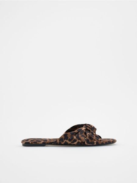 Klapki z ozdobnymi wiązaniami - wielobarwny. Klapki damskie Reserved, bez wzorów, z tkaniny, bez obcasa, bez zapięcia. W wyprzedaży za 45.99 zł.