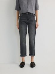 Jeansy boyfriend slim - szary. Szare jeansy damskie Reserved, bez wzorów, z bawełny. W wyprzedaży za 89.99 zł.