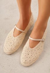 Ciemnobeżowe Ażurowe Balerinki VICES Ozdobione Plecionką Savamisa. Brązowe balerinki damskie Renee, na lato, w ażurowe wzory, z materiału, z okrągłym noskiem, bez obcasa, na płaskiej podeszwie, bez zapięcia. Za 99.99 zł.