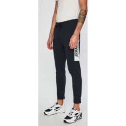 Armani Exchange - Spodnie. Niebieskie spodnie materiałowe męskie Armani Exchange, bez wzorów, z bawełny. W wyprzedaży za 379.90 zł.