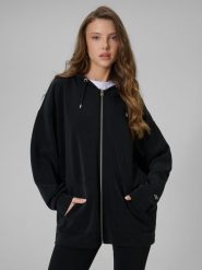 4F Bluza dresowa oversize z modalem damska - czarna S. Czarne bluzy damskie 4F, s, bez wzorów, z dresówki, bez ramiączek, bez kaptura. Za 269.99 zł.