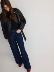 Jeansy wide leg z haftowanym wzorem - granatowy. Niebieskie jeansy damskie Reserved, bez wzorów, z bawełny. W wyprzedaży za 109.99 zł.