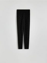 Legginsy z błyszczącymi aplikacjami - czarny. Czarne legginsy damskie Reserved, z aplikacjami, z dzianiny. W wyprzedaży za 49.99 zł.