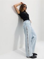 Jeansy straight wide leg ze średnim stanem i sztucznymi perełkami - niebieski. Niebieskie jeansy damskie Sinsay, bez wzorów, z jeansu. Za 69.99 zł.