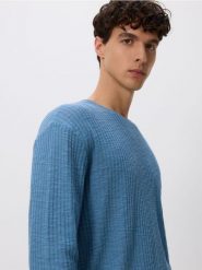 Sweter ze strukturalnej dzianiny - jasnoniebieski. Niebieskie swetry męskie Reserved, l, bez wzorów, z bawełny, bez kołnierzyka, bez ramiączek. Za 99.99 zł.