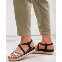Czarne Sandały Earthly Thing. Czarne sandały damskie Born2be, bez wzorów, z materiału, z otwartym noskiem, bez obcasa, na koturnie, bez zapięcia. Za 49.99 zł.