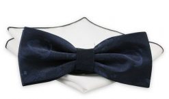 Ciemna Granatowa Mucha z Białą Poszetką -CHATTIER- Męska, w Niebieskie Plamy. Niebieskie krawaty i muchy Chattier, bez wzorów, eleganckie. Za 59.00 zł.