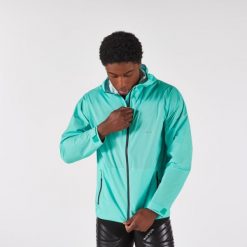 Kurtka do biegania przeciwdeszczowa męska Kiprun Run 900. Niebieskie kurtki męskie KIPRUN, l, bez wzorów, z materiału, sportowe, bez kaptura. Za 399.99 zł.