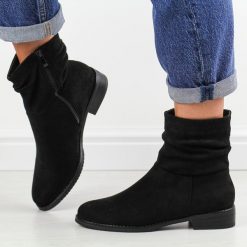 Czarne zamszowe botki damskie M.Daszyński 2251-4. Czarne botki damskie M.Daszyński, na jesień, bez wzorów, z materiału, eleganckie, bez obcasa, na płaskiej podeszwie, bez zapięcia. Za 169.00 zł.