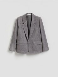 Marynarka z dodatkiem wiskozy - jasnoszary. Szare marynarki i żakiety damskie Reserved, bez wzorów, z dzianiny, bez kołnierzyka, bez ramiączek. Za 159.99 zł.