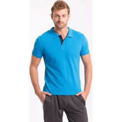 Koszulka polo męska TSM051z - niebieski jasny. Niebieskie koszulki sportowe męskie 4F, m, bez wzorów, z bawełny, bez ramiączek. W wyprzedaży za 39.99 zł.