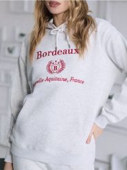 Bluza hoodie z haftowanym napisem - szary. Szare bluzy damskie Sinsay, l, bez wzorów, bez ramiączek, bez kaptura. Za 49.99 zł.
