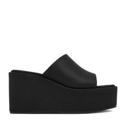 Klapki DeeZee. Czarne klapki damskie DeeZee, bez wzorów, bez obcasa, bez zapięcia. Za 149.99 zł.