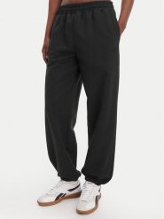 Reebok Spodnie dresowe Reebok x Ewa Chodakowska Ada RK25621CCW Czarny Relaxed Fit. Czarne spodnie sportowe damskie Reebok, bez wzorów, z dresówki. Za 249.99 zł.