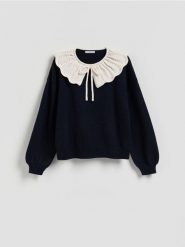 Sweter z ozdobnym kołnierzem - granatowy. Niebieskie swetry nierozpinane damskie Reserved, l, bez wzorów, z dzianiny, bez kołnierzyka, bez ramiączek. Za 139.99 zł.