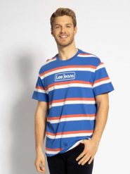 LEE SEASONAL STRIPE LOGO MĘSKI T-SHIRT RELAXED FIT SUMMER BLUE L61FBSNJ 112113836. Niebieskie t-shirty męskie Lee, l, bez wzorów, bez kołnierzyka, bez ramiączek. Za 69.99 zł.