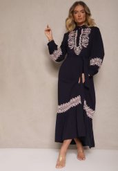 Granatowa Wiskozowa Sukienka Boho o Rozkloszowanym Kroju ze Stójką i Haftem Kolessaria. Niebieskie sukienki damskie Renee, na co dzień, m, z aplikacjami, z poliesteru, boho, bez kołnierzyka, bez ramiączek, maxi, rozkloszowane. Za 229.99 zł.
