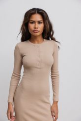 Dopasowana sukienka maxi z napami w kolorze BEIGE- MENSA-M. Brązowe sukienki damskie Marsala, m, bez wzorów, z bawełny, eleganckie, bez kołnierzyka, bez ramiączek, maxi, dopasowane. Za 319.90 zł.