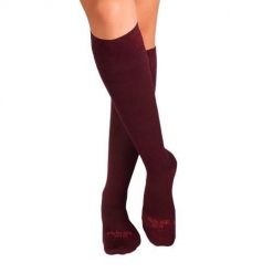 Skarpety uciskowe 3/4 długości z bawełny merceryzowanej, kolor bordowy. Czerwone skarpetki damskie OEM, bez wzorów, z bawełny. W wyprzedaży za 85.02 zł.
