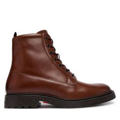 Trzewiki Tommy Hilfiger. Brązowe botki męskie Tommy Hilfiger, bez wzorów, casualowe, bez obcasa, bez zapięcia. Za 749.99 zł.
