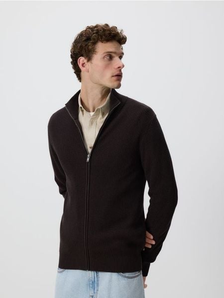 Rozpinany sweter z golfem - ciemnobrązowy. Brązowe swetry męskie Reserved, l, bez wzorów, z bawełny, bez kołnierzyka, bez ramiączek. Za 139.99 zł.