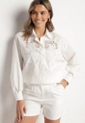 Biała Bawełniana Koszula o Kroju Oversize Zdobiona Ażurowymi Wstawkami Vovelle. Białe koszule damskie Born2be, m, z aplikacjami, z bawełny, eleganckie, bez kołnierzyka, bez ramiączek. Za 149.99 zł.