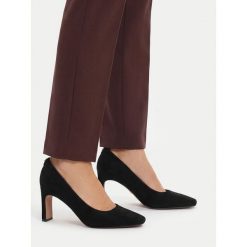 Czółenka Nine West. Czarne czółenka damskie Nine West, bez wzorów, bez obcasa, bez zapięcia. Za 249.99 zł.