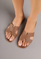Brązowe Klapki Vices Ozdobione Wycięciami Arnellta. Brązowe klapki damskie Renee, na lato, bez wzorów, eleganckie, bez obcasa, na płaskiej podeszwie, bez zapięcia. Za 59.99 zł.