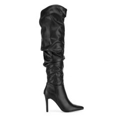 Kozaki DeeZee. Czarne kozaki damskie DeeZee, bez wzorów, bez obcasa, na szpilce, bez zapięcia. Za 249.99 zł.