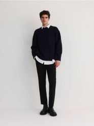 Strukturalny sweter - granatowy. Niebieskie swetry męskie Reserved, l, bez wzorów, z dzianiny, bez kołnierzyka, bez ramiączek. W wyprzedaży za 49.99 zł.