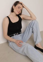 Czarny Prążkowany Top na Szerokich Ramiączkach z Bawełny Zdobiony Guzikami Bernella. Czarne topy damskie Born2be, m, z aplikacjami, z bawełny, eleganckie, bez kołnierzyka, bez ramiączek. Za 39.99 zł.