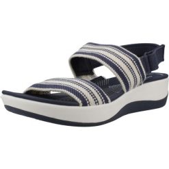 Sandały CLARKS 26181748C Niebieski. Niebieskie sandały damskie Clarks, bez wzorów, z tkaniny, bez obcasa, bez zapięcia. Za 208.99 zł.