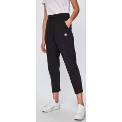 Adidas Originals - Spodnie. Czarne spodnie materiałowe damskie adidas Originals, bez wzorów, z bawełny, casualowe. W wyprzedaży za 219.90 zł.