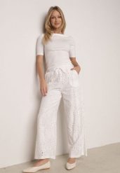 Białe Bawełniane Spodnie Szerokie Ażurowe w Stylu Boho z Haftem Ellanirae. Białe spodnie materiałowe damskie Born2be, z aplikacjami, z bawełny, boho. Za 119.99 zł.