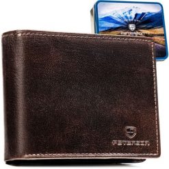 Duży portfel męski ze skóry naturalnej w brązowym kolorze wyposażony w system RFID - Peterson. Brązowe portfele męskie Peterson, bez wzorów, ze skóry. Za 89.99 zł.