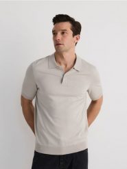 Sweter polo z wiskozą - beżowy. Brązowe swetry męskie Reserved, l, bez wzorów, z dzianiny, bez kołnierzyka, bez ramiączek. W wyprzedaży za 55.99 zł.