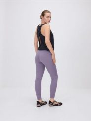 Legginsy z szerokim pasem - ciemnofioletowy. Fioletowe legginsy damskie Reserved, bez wzorów, z dzianiny. Za 119.99 zł.
