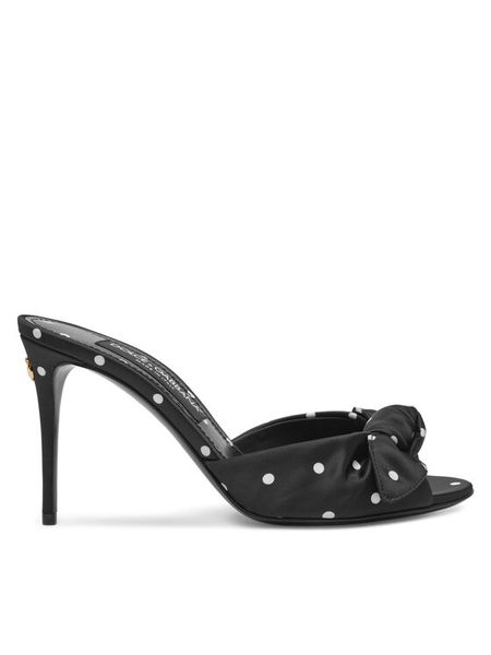 Dolce&Gabbana Klapki CR1750 AV885 Czarny. Czarne klapki damskie Dolce&Gabbana, bez wzorów, z materiału, bez obcasa, bez zapięcia. Za 2,799.00 zł.