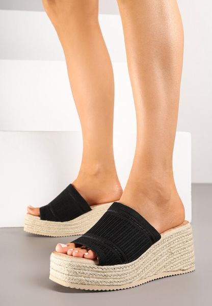 Czarne Tłoczone Klapki na Koturnie Zdobionym Plecionką Pasilira. Czarne klapki damskie Renee, na lato, z aplikacjami, eleganckie, bez obcasa, na koturnie, bez zapięcia. Za 99.99 zł.