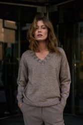 Sweter z ozdobnym dekoltem brązowy. Brązowe swetry nierozpinane damskie MOODO, xs, bez wzorów, z elastanu, bez kołnierzyka, bez ramiączek. Za 139.99 zł.