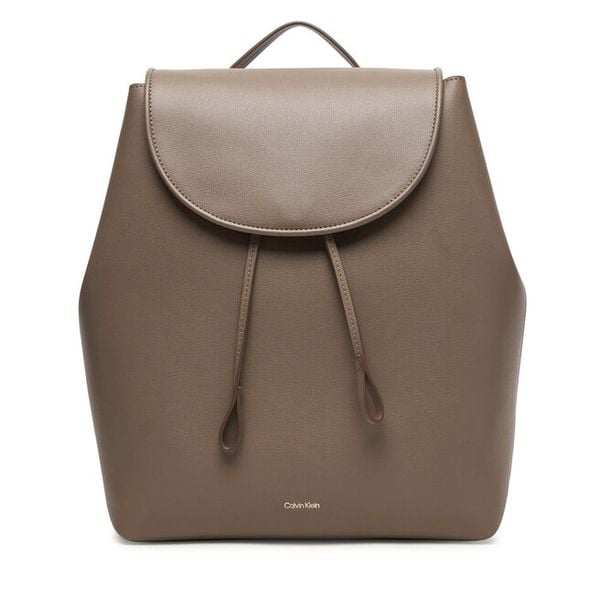Plecak Calvin Klein. Brązowe plecaki damskie Calvin Klein, bez wzorów. Za 400.99 zł.